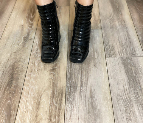 Trophy Wife Shoe in gold